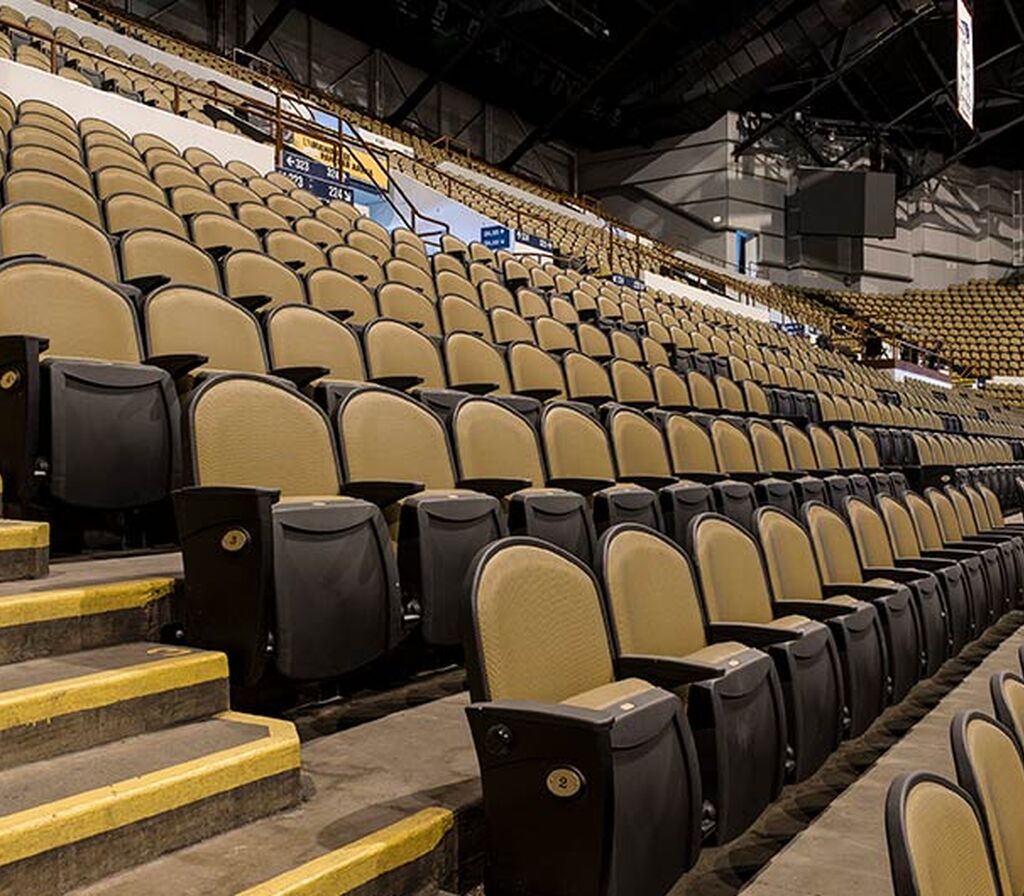 UW Milwaukee Panther Arena Irwin Seating Company (enUS)